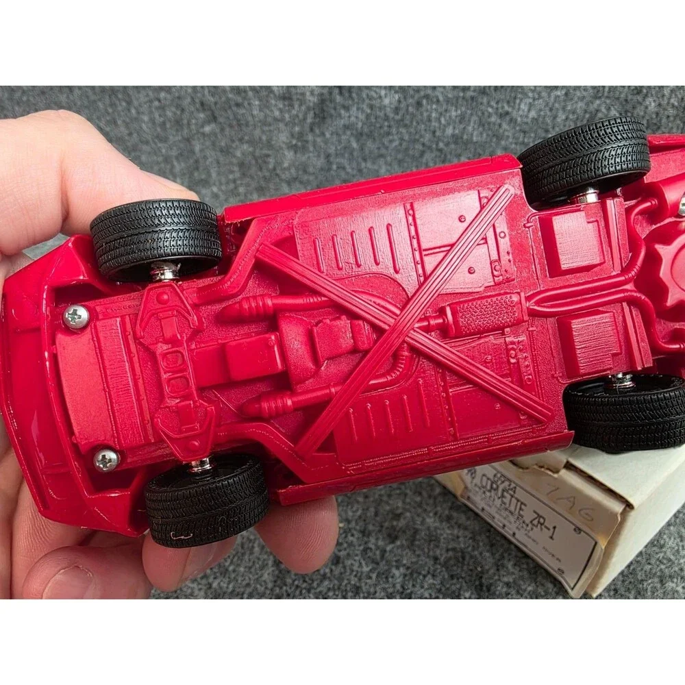 Ertl 1/25 Scale 1990 Corvette Convertible Bright Red & ZR-1 Polo Green Set